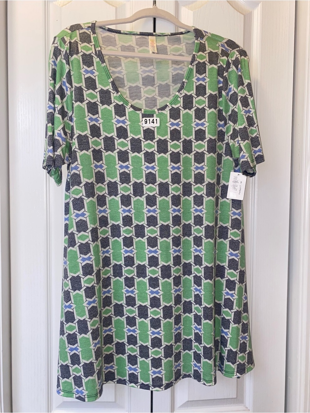 9141 - NWT LuLaRoe Perfect T Medium Top